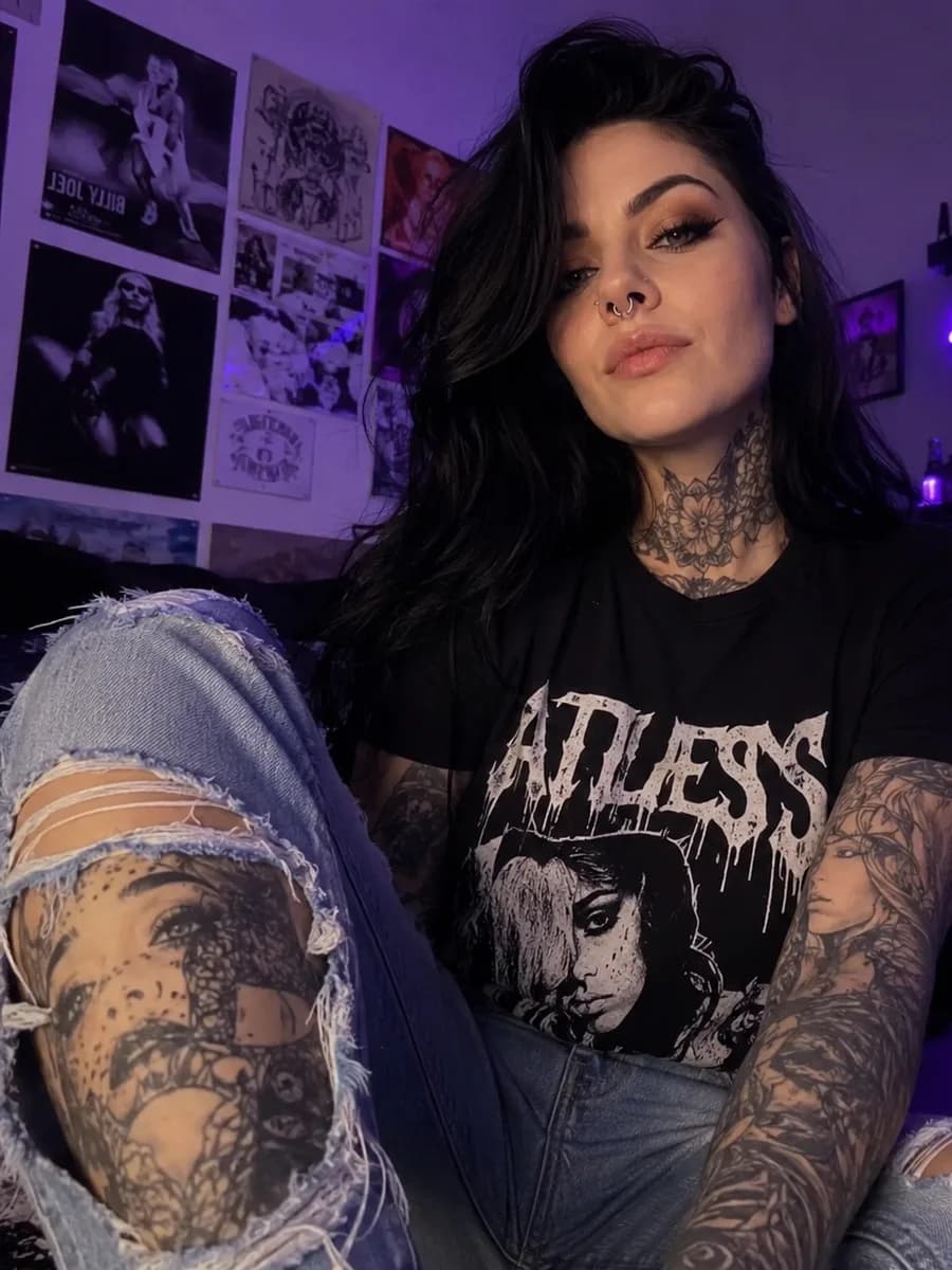Tetovēta alternatīvā stila OnlyFans veidotāja Bunny Agency pārvaldībā